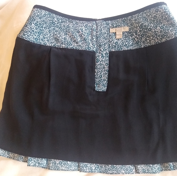 Burberry Brit 100% silk fully lined mini skirt US size 8, in teal floral print. - Picture 3 of 6